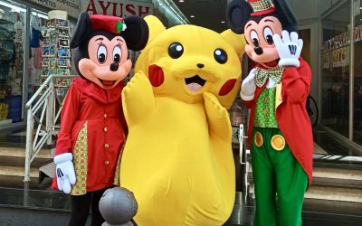 Pikachu y la pareja Mickey y Minnie Mouse visitaron las calles de Santa Cruz